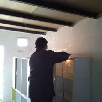 Construcción sala calefacción de la casa de espiritualidad